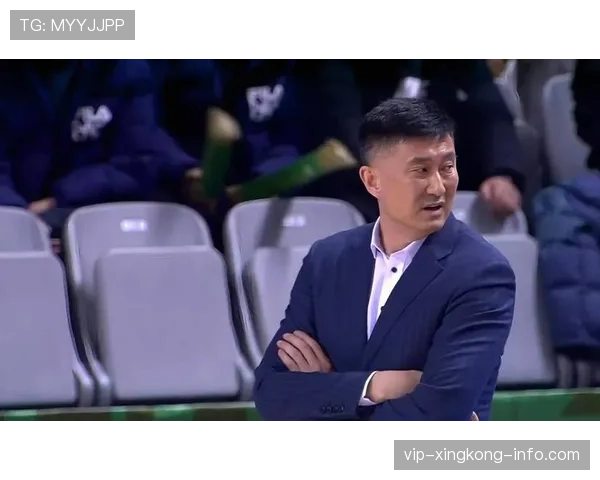 广州足球俱乐部主教练变动引发球队调整期，关键比赛考验阵容磨合与战术适应
